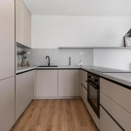 Slnecnice 2-bedroom On Floor 6 With 4 Balcony And Parking By Skyviews Daire *